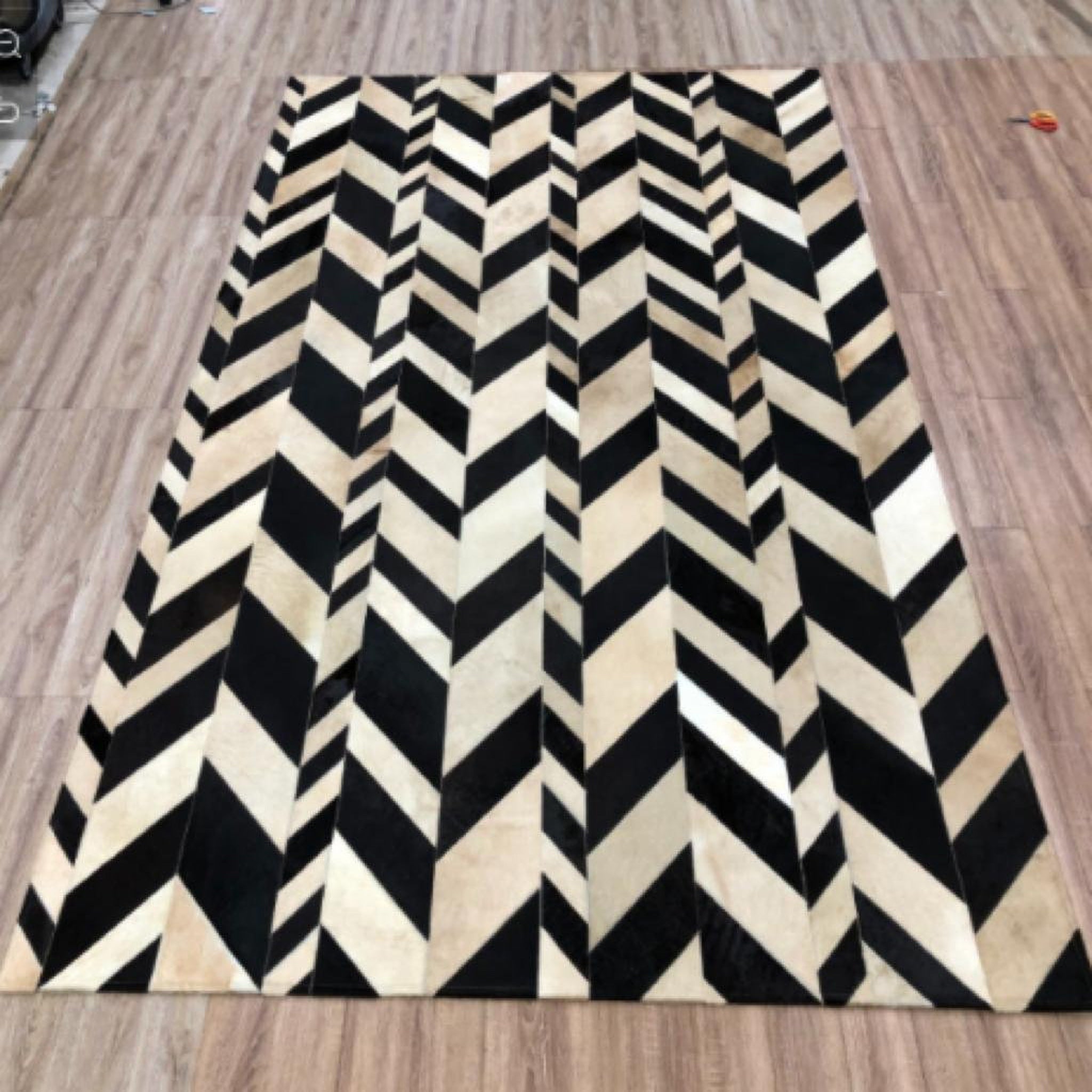 Cowhide Patchwork Rug - Luxurious Genuine Leather, Various Sizes for Home Decor & Stylish Gift