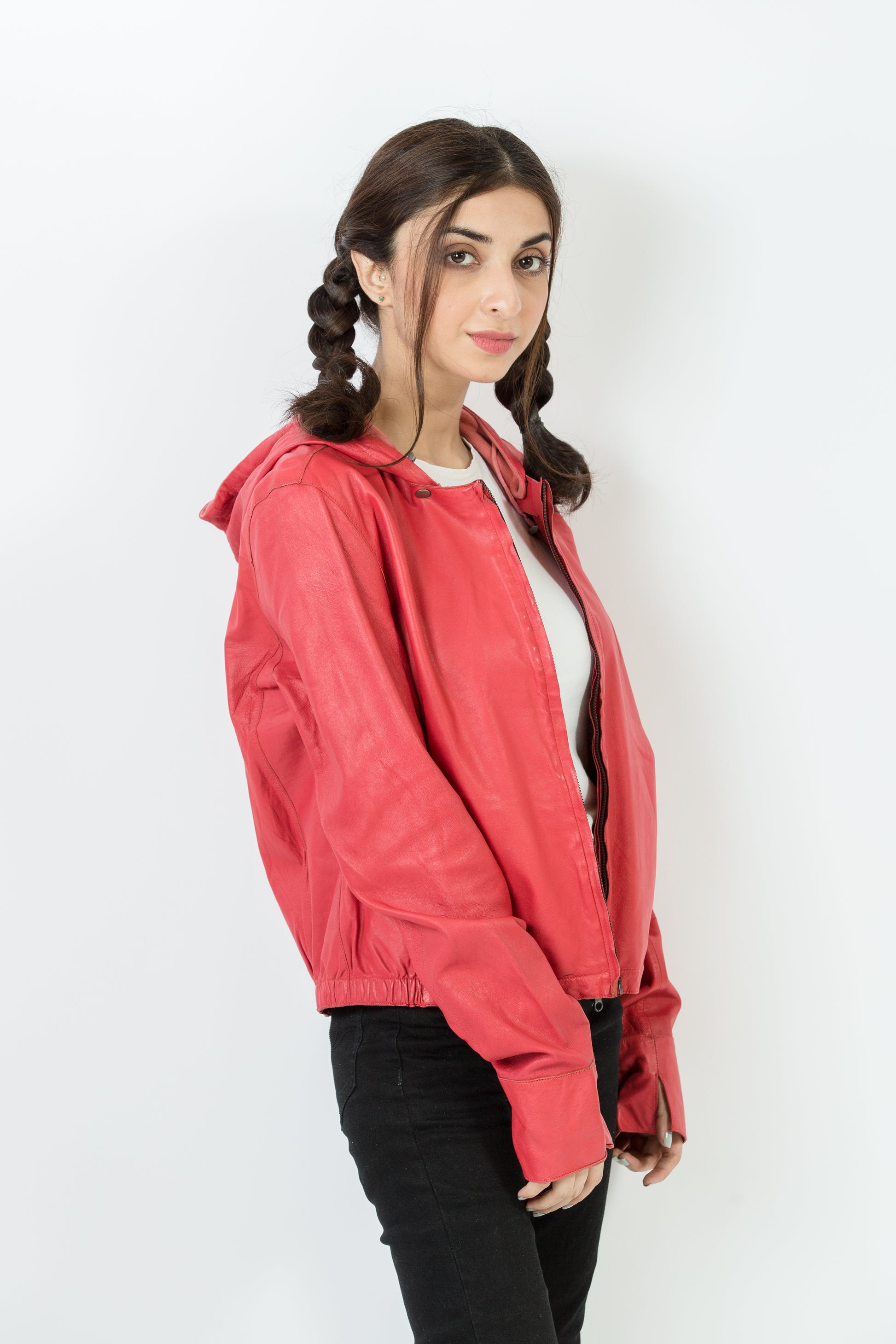 Chic pink leather jacket for women, handcrafted with high-quality materials, versatile and fashionable for any occasion.